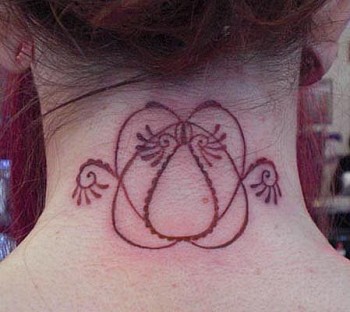 Tatuaje de flor sanefa en la nuca