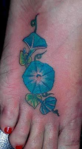 Tatuaje en el pie de flores campanillas