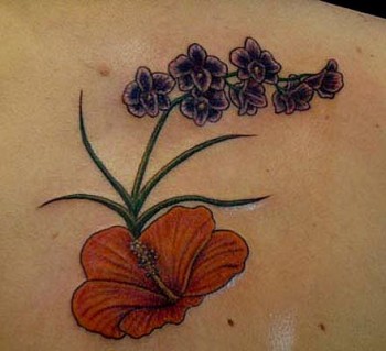 Tatuaje de una planta con flores