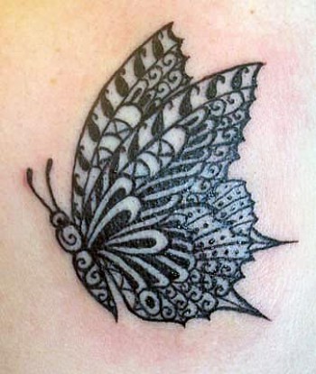 Tatuaje de mariposa con toques tribales