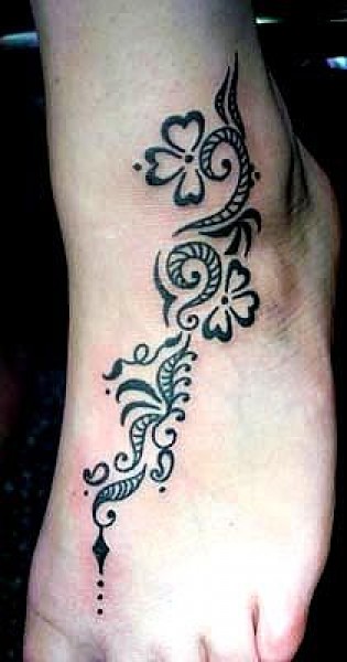 Tatuaje para el pie de unas flores tribales