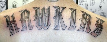 Tatuaje de un nombre con letras bien grandes para la espalda