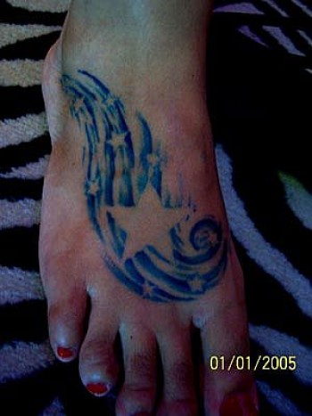 Tatuajes de estrellas entre agua. Tattoo en el pie