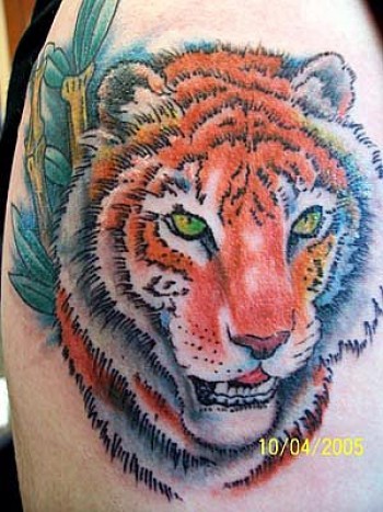 Tatuaje de cabeza de tigre para el hombro