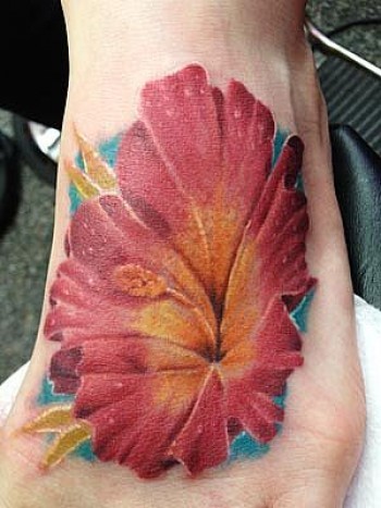 Tatuaje de flor realista, para el pie