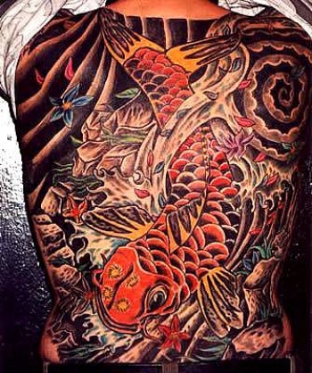 Tattoo japonés de carpa nadando en el agua. Tatuaje de espalda entera