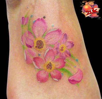 Tatuaje de unas flores a color