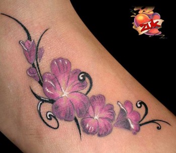 Tatuaje de unas flores a color en el pie. Tatuajes para mujeres