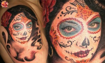 Tatuaje de una mujer pintada de calavera mexicana