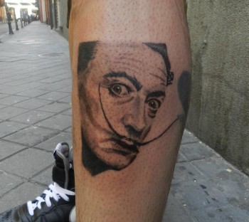 Tatuaje de la cara de Dalí