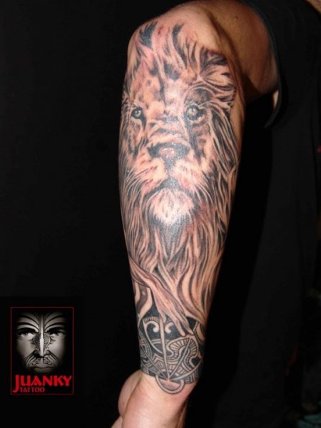 Tatuaje de un león en el antebrazo