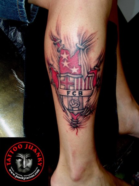 Tatuaje de la piel desgarrandose y mostrando el escudo del F.C Barcelona