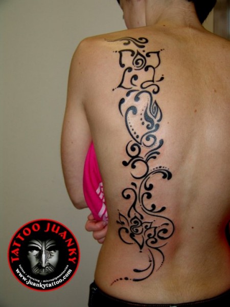Tatuaje para mujeres, plantas y flores en la espalda