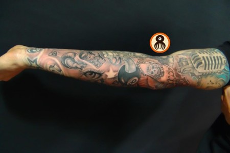 Tatuaje brazo entero con micrófonos, bolas de billar y varios elementos