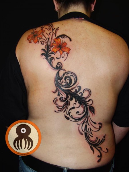 Tatuaje para mujeres. Tatuaje que cruza la espalda de flores y plantas