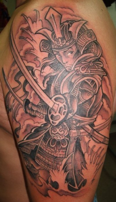 Tatuaje de un guerrero samurai con dos espadas