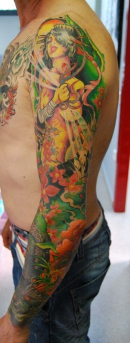 Tatuaje de una geisha hermosa en el brazo entero