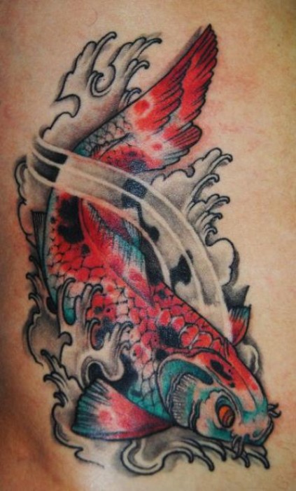 Tatuaje de una carpa nadando en aguas bravas