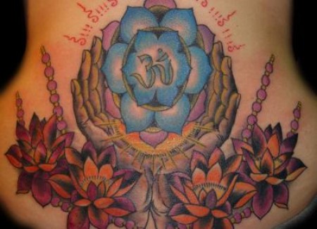 Tatuajes de flores y dos manos sujetando un loto