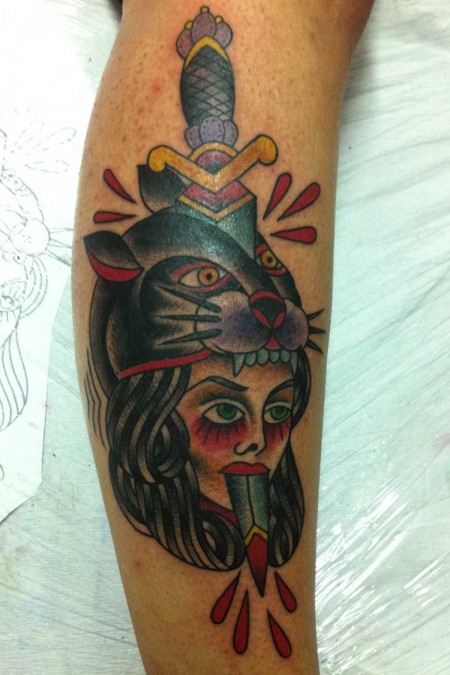 Tatuaje de una daga atravesando una pantera y una persona