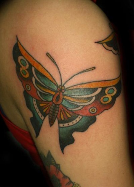 Tatuaje de una mariposa en color