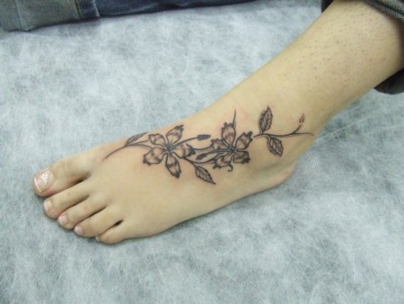 Tatuaje en el pie de flores