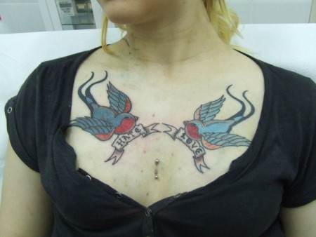 Tatuaje de dos golondrinas con la etiqueta de Hate y Love