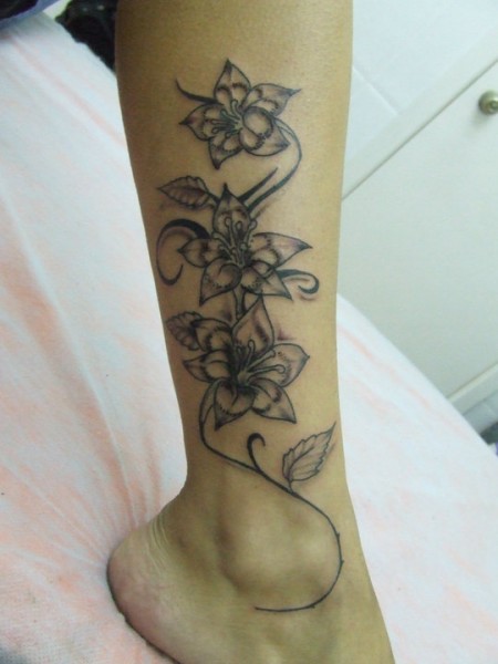 Tatuaje de unas flores en una enredadera