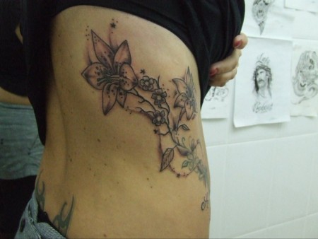 Tatto on Tattoo De Unas Flores En Las Costillas