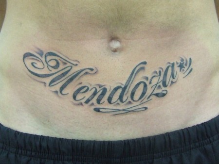 Tatuaje de un nombre debajo del ombligo