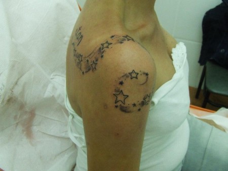 Tatto on Tatuaje De Una Linea De Estrellas En El Hombro De Una Chica