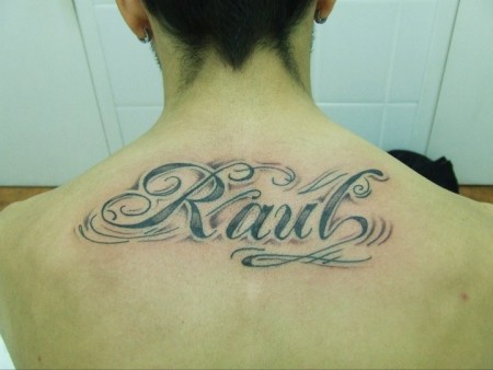 Tatuaje del nombre Raul en la espalda