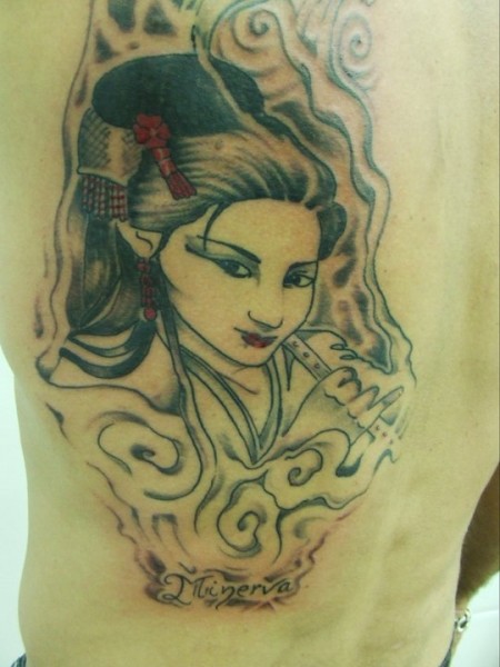Tatuaje de una geisha con un nombre debajo
