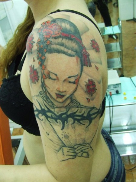 Tatuaje de una geisha con un tribal