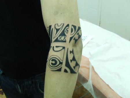 Tatuaje de brazalete maorí rodeando el codo