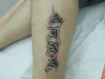 Tattoo de un nombre con letras góticas