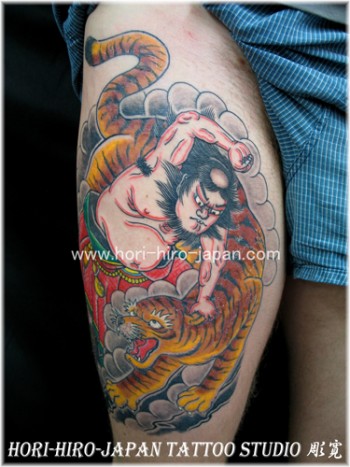 Tatuaje de un samurai luchando contra un tigre