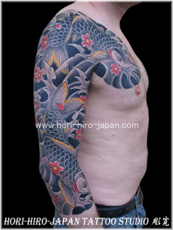 Tatuaje tradicional japonés de carpas en brazo entero.