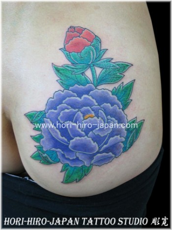 Tatuaje de una flor de loto en el culo