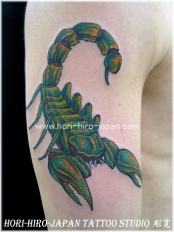 Tatuaje de un escorpión en el brazo