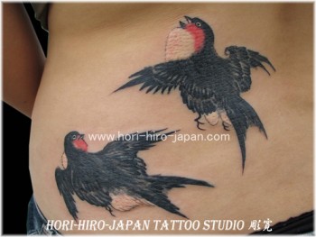 Tatuaje de pájaros volando