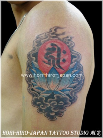 Tatuaje de una flor de loto flotando por el agua