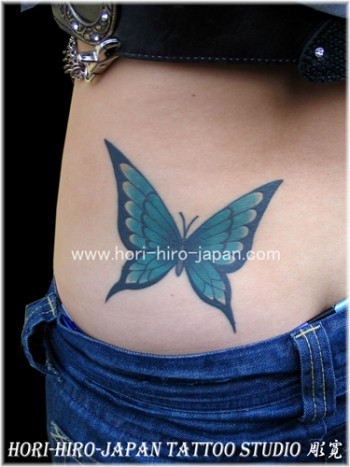 Tatuaje para mujeres de mariposa en el culo