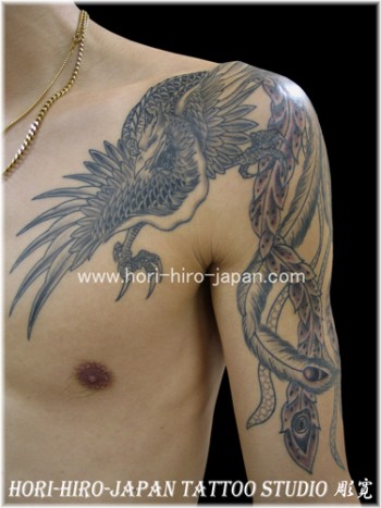Tatuaje de un ave fénix en el brazo y pecho