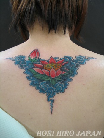 Tatuaje de una flor de loto flotando en el agua