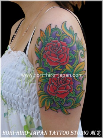 Tatuaje rosas en el brazo