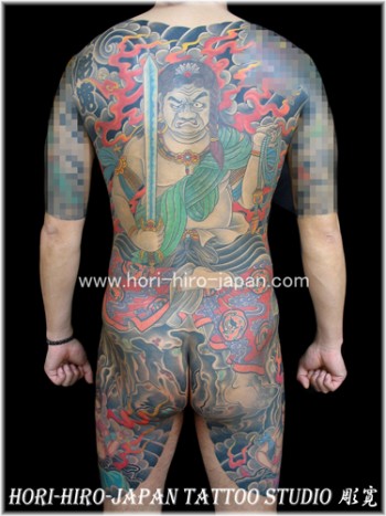 Tatuaje de un samurai japonés en la espalda entera