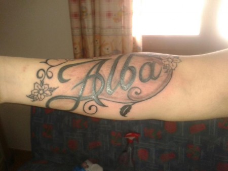 Tatuaje del nombre Alba en el antebrazo