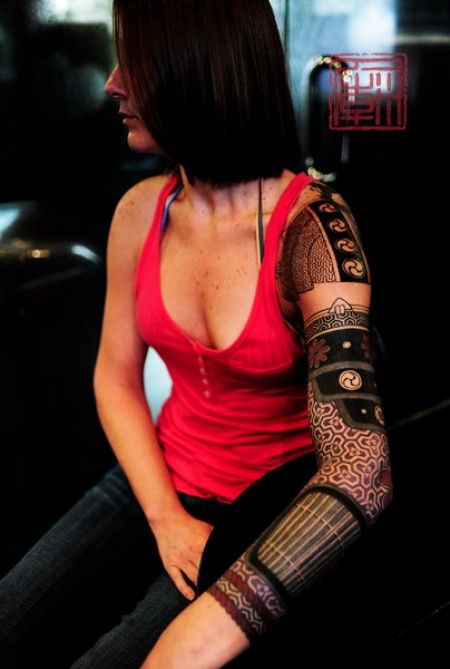 Tatuaje de una coraza samurai en el brazo