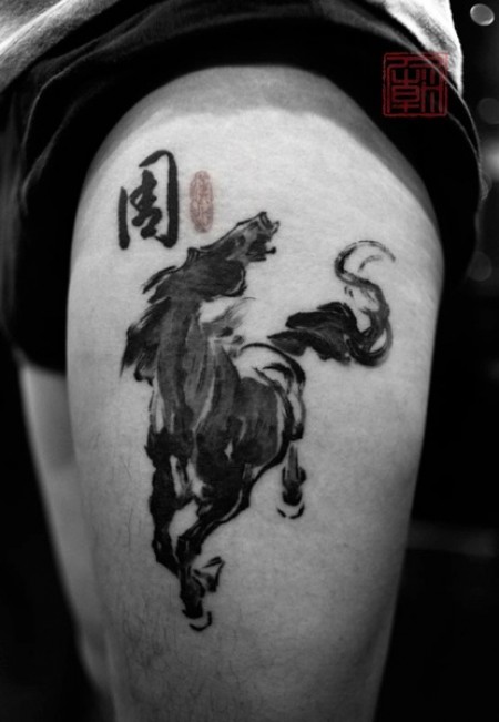 Tatuaje de un caballo y un kanji, dibujados a pincel